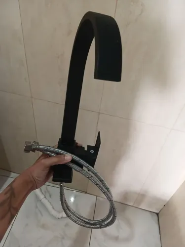 Torneira com conexão para água quente e fria