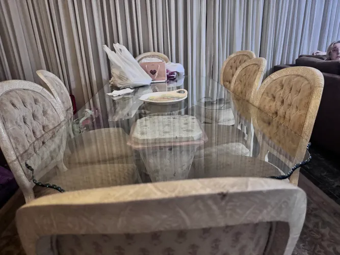 Mesa de base de granito e tampo de vidro com 8 cadeiras