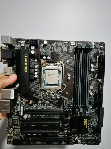 Kit i7-7700 + Placa-mãe com defeito - R$ 300