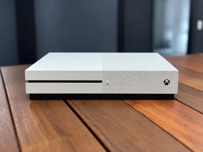 Xbox One S 1TB + 2 Controles - Ótimo estado
