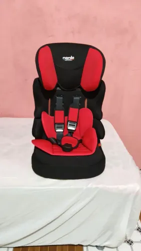 Vende se uma cadeirinha de criança pra carro criança até 8 anos