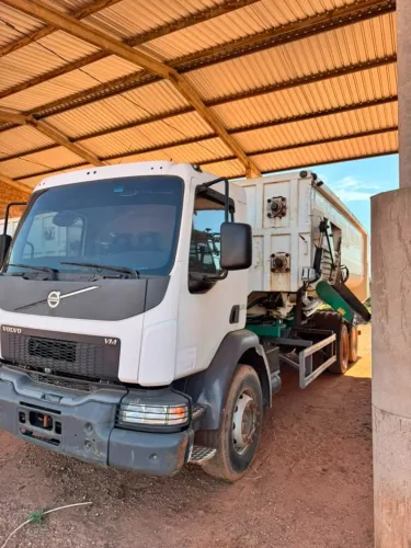 CAMINHÃO VOLVO 270 2017 + VAGÃO MISTURADOR DE RAÇÃO CASALE 250 próf de 25 metros cúbicos
