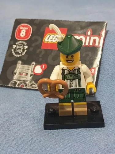 LEGO minifigura Lederhosen Guy, Series 8 (completa, com acessório, base e catálogo)
