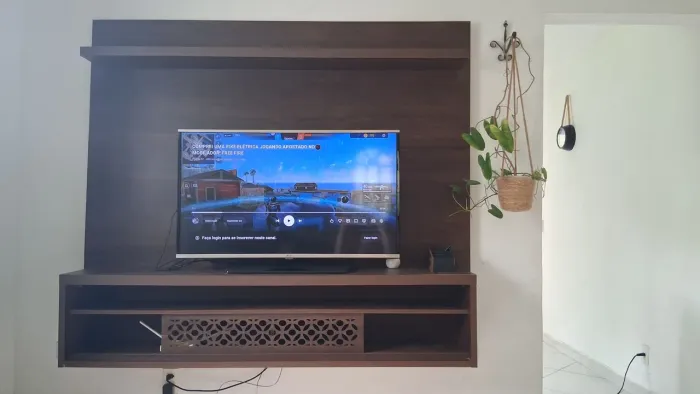 Painel de TV Suspenso Madeira Escura com Prateleira e Nichos - Ótimo Estado
