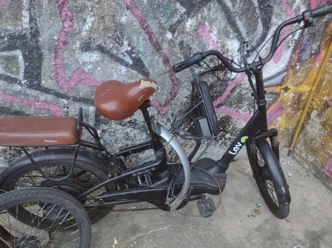 Duas bicicletas elétricas Leve L e uma Bateria de Lítio.
