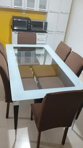 Mesa de vidro com 6 cadeiras
