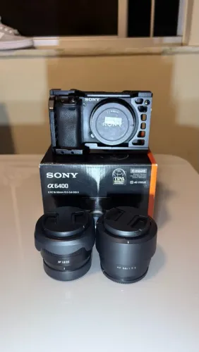 Câmera Sony a6400 + 56mm + 35mm + Cage