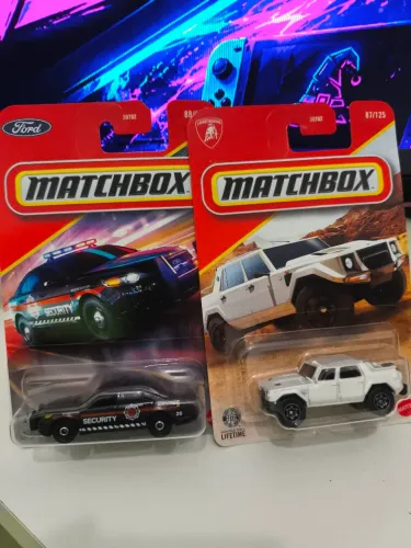 Pack Matchbox com 2 miniaturas Ford Policie / Lamborghini LM002