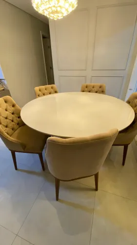 conjunto de mesa de jantar redonda laqueada em tom off-white e 5 cadeiras