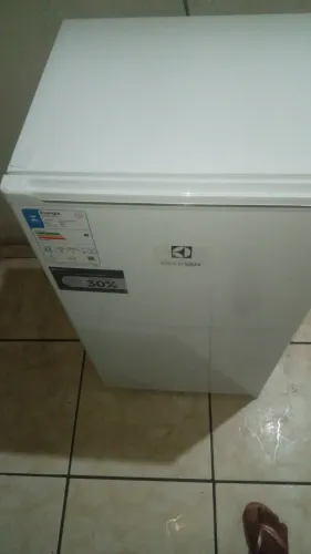 Vendo um frigobar novo pouco tempo de uso 2 meses,  apenas faltando um dos pés !