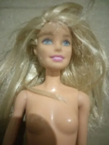 Boneca Barbie Mattel loira pernas que dobram