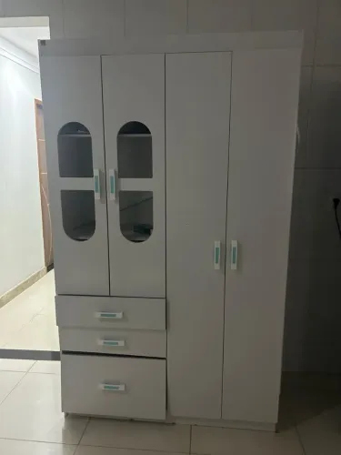 Vende se conjunto de guarda roupa e cômoda para menino
