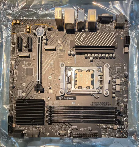 Placa Mãe MSI PRO B650M-P (AM5/4xDDR5/HDMI/DisplayPort/VGA/M.2/USB 3.2)