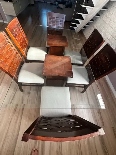 Mesa de jantar com 06 cadeiras