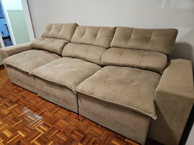 Sofá reclinável e retrátil 