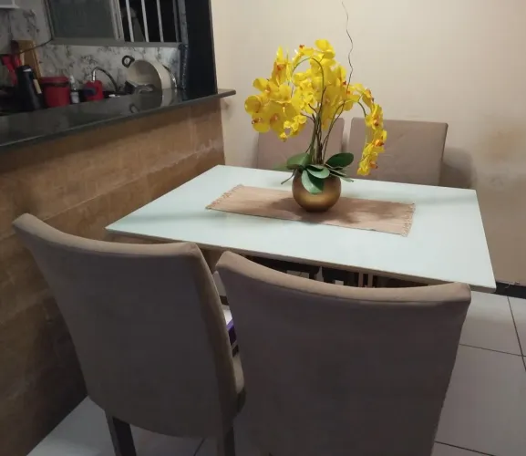 Conjunto Mesa de Jantar Moderna + 4 Cadeiras Estofadas (Tampo de Vidro Off-White)