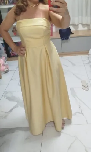 vestido amarelo manteiga, tamanho único (veste do 36/40), De amarrar nas costas, com bojo.