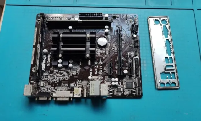 Placa mãe ASRock Q1900M Intel Quad-Core J1900 e 8 GB de memória