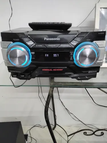 Mini System Panasonic SC-AKX700 preto com bluetooth cd rádio AM e FM 1800W potência