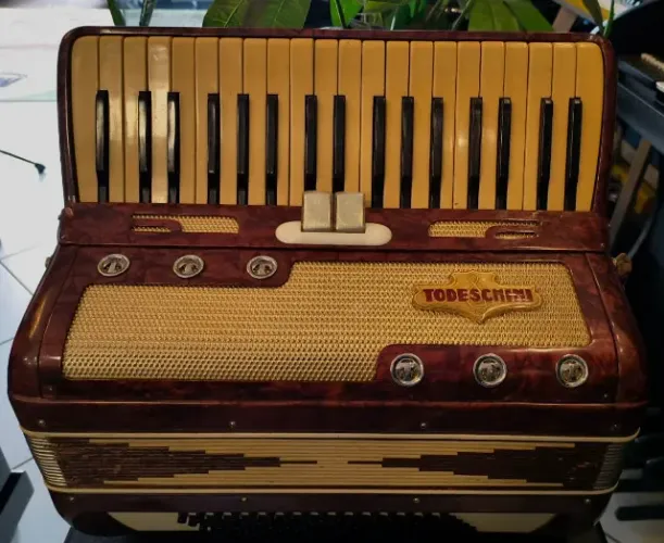 Acordeon Todeschini 80 Baixos original usado Mixer Instrumentos Musicais
