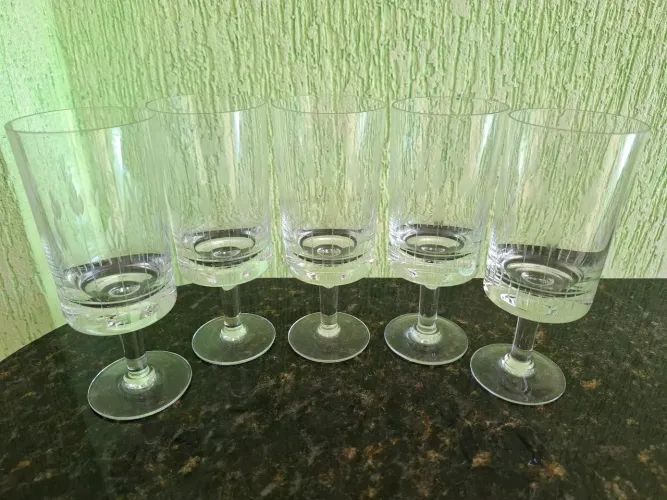 Jogo com 5 taças de cristal antiga com detalhes.