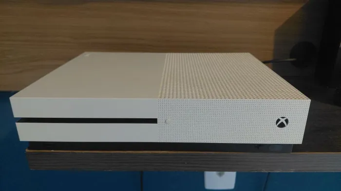 Xbox one S 800GB com manete com base carregadora de bateria com duas baterias