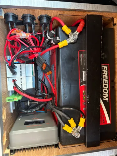 Kit Energia Solar Portátil Completo (Já Montado) - Bateria Freedom 115A + Placa 250W
