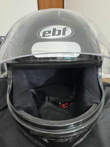 Capacete zero no Plástico