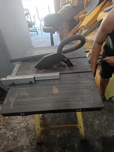 Serra com bancada
