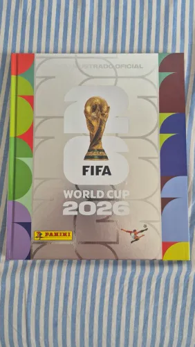 Álbum Capa Dura Prata com 105 figurinhas coladas