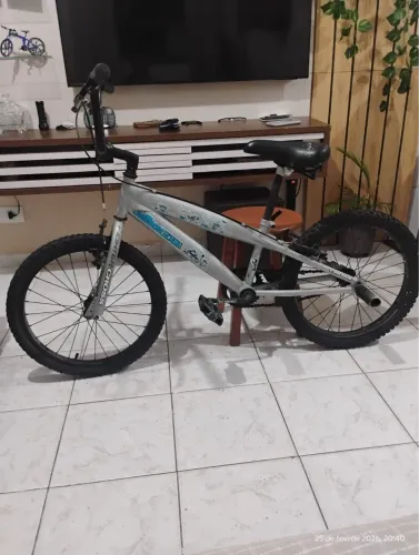 Bicicleta estilo bmx + suporte de brinde