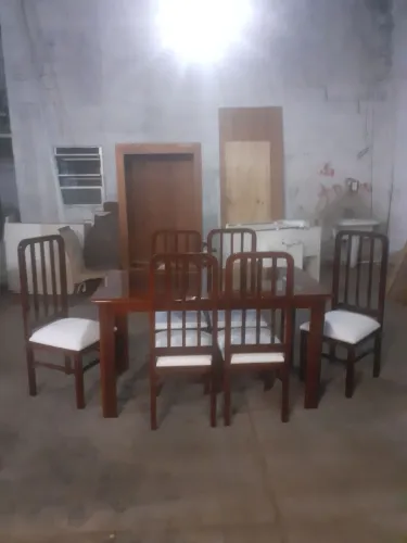 Mesa com Cadeiras em Madeira Maciça