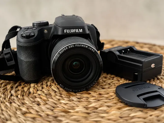 Câmera Fujifilm FinePix SL1000 completa