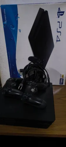 PS4 Slim 1TB + 2 Controles Originais + 2 Jogos + Caixa