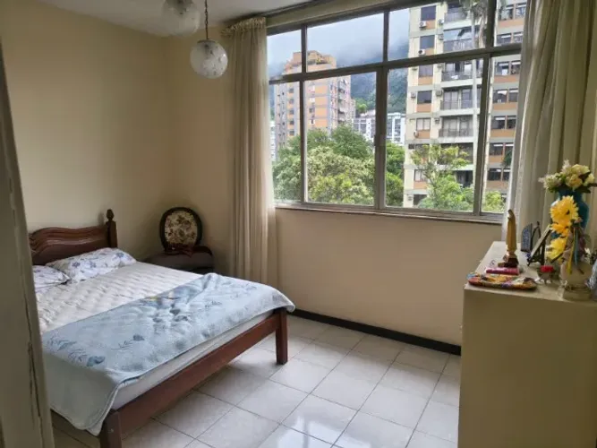 CAMA EM MADEIRA MACIÇA ESTILO ANTIGO EM PERFEITO ESTADO