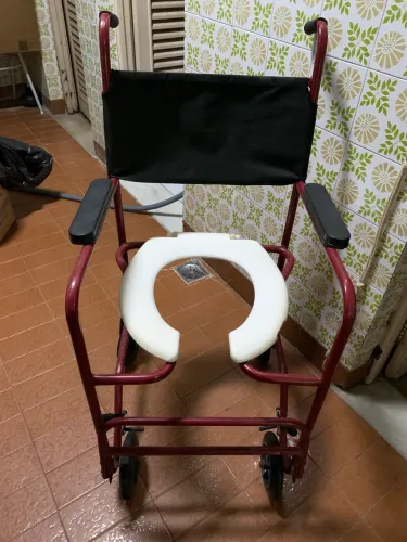 Cadeira higienica pouquissimo uso