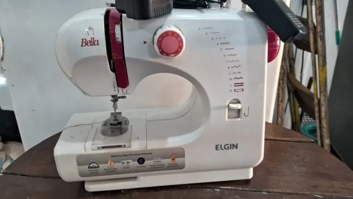 Máquina de Costura Portátil Elgin Bella BL-1200