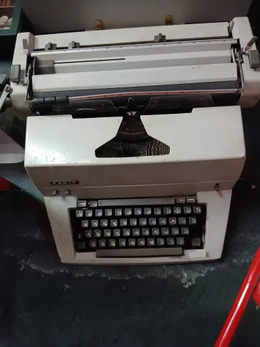 Maquina datilografia antiga anos 1970