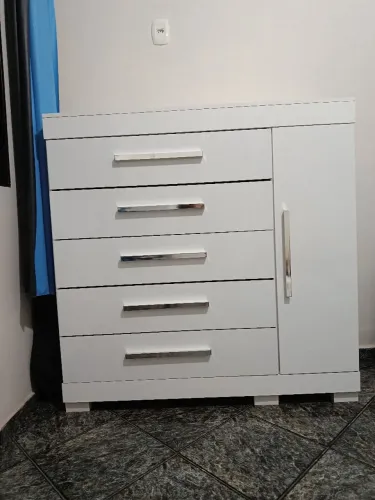 Cômoda 5 gavetas + 1 porta