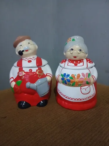 Par de Potes Decorativos de Cerâmica "Vovô e Vovó"