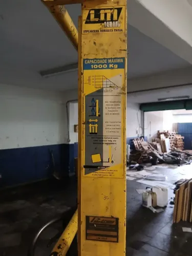 Empilhadeira manual.