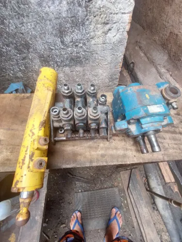 Vendo bomba hidráulica, comando hidráulico e um pistão