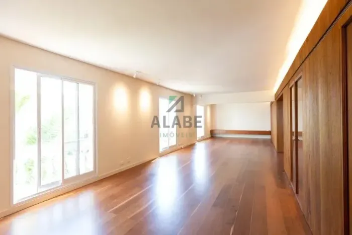 Apartamento no Itaim com 193m², 3 quartos e 2 vagas, reformado e pronto para morar!