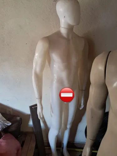 Dois manequins masculinos de corpo inteiro
