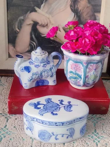 Antigo mini bule de porcelana em forma de elefante