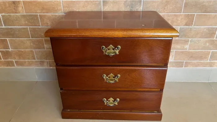 Mesa de Cabeceira Retrô com Gaveta