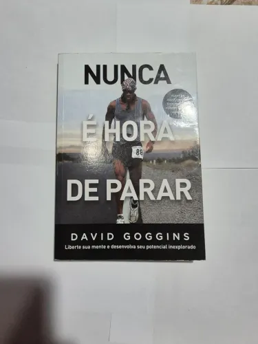 Livro "NUNCA É HORA DE PARAR" de David Goggins em excelente estado de conservação