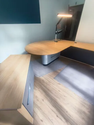 Mesa moderna com luminária