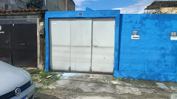 Realengo, casa, com quintal privativo, garagem, um quarto  coladinho na Av. Brasil