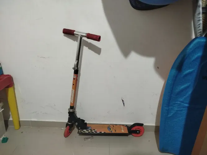 Patinete usado de ferro resistente